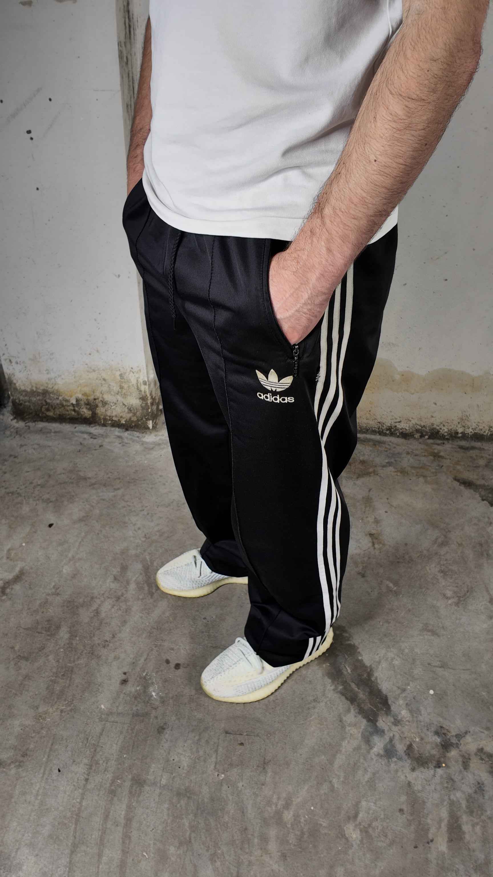 Vintage Adidas Originals 3 stripes Sweatpants Black (M)