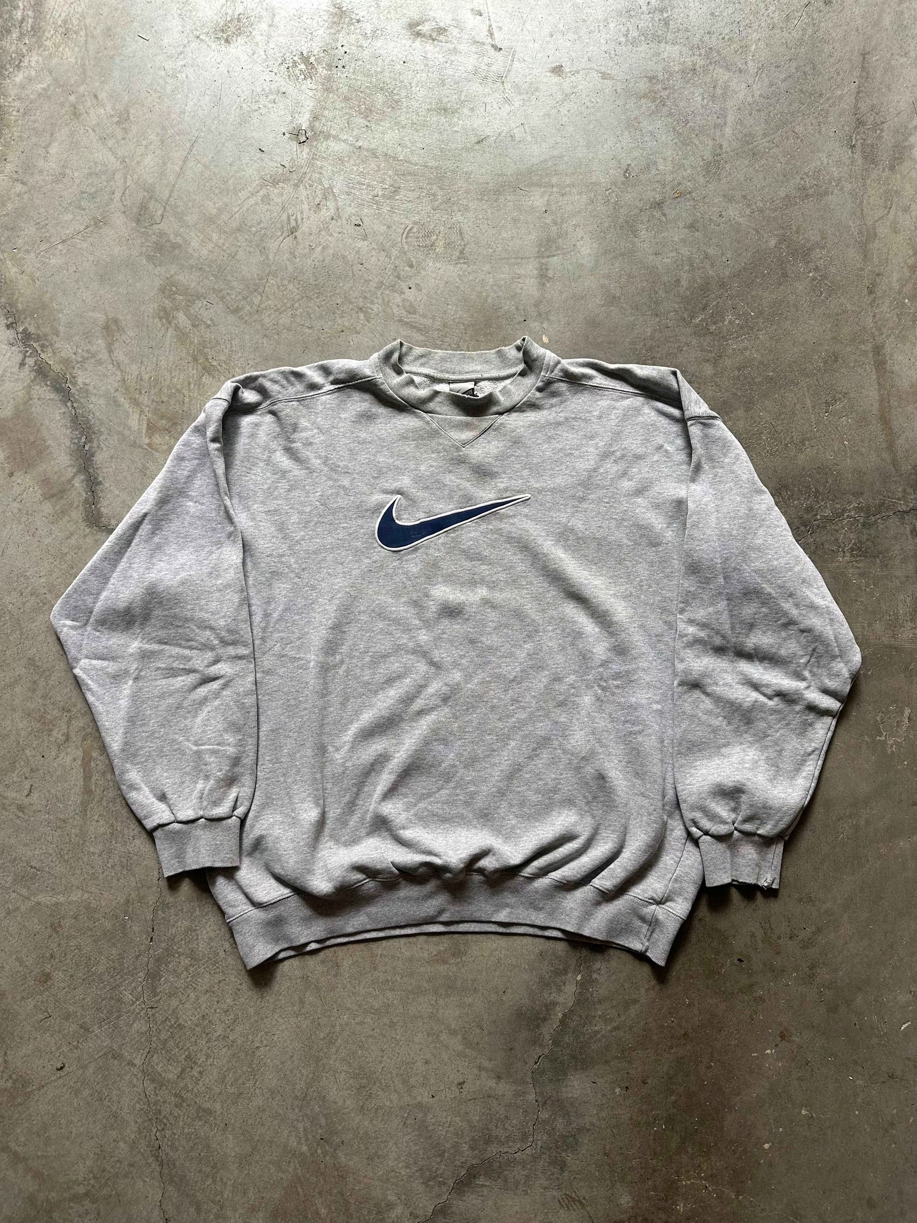 Nike Center swoosh Crewneck Grey (L) - Gods Thrift Athens